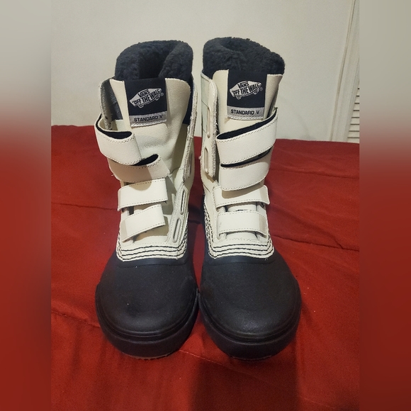 Standard V Snow MTE Boot - Picture 2 of 8